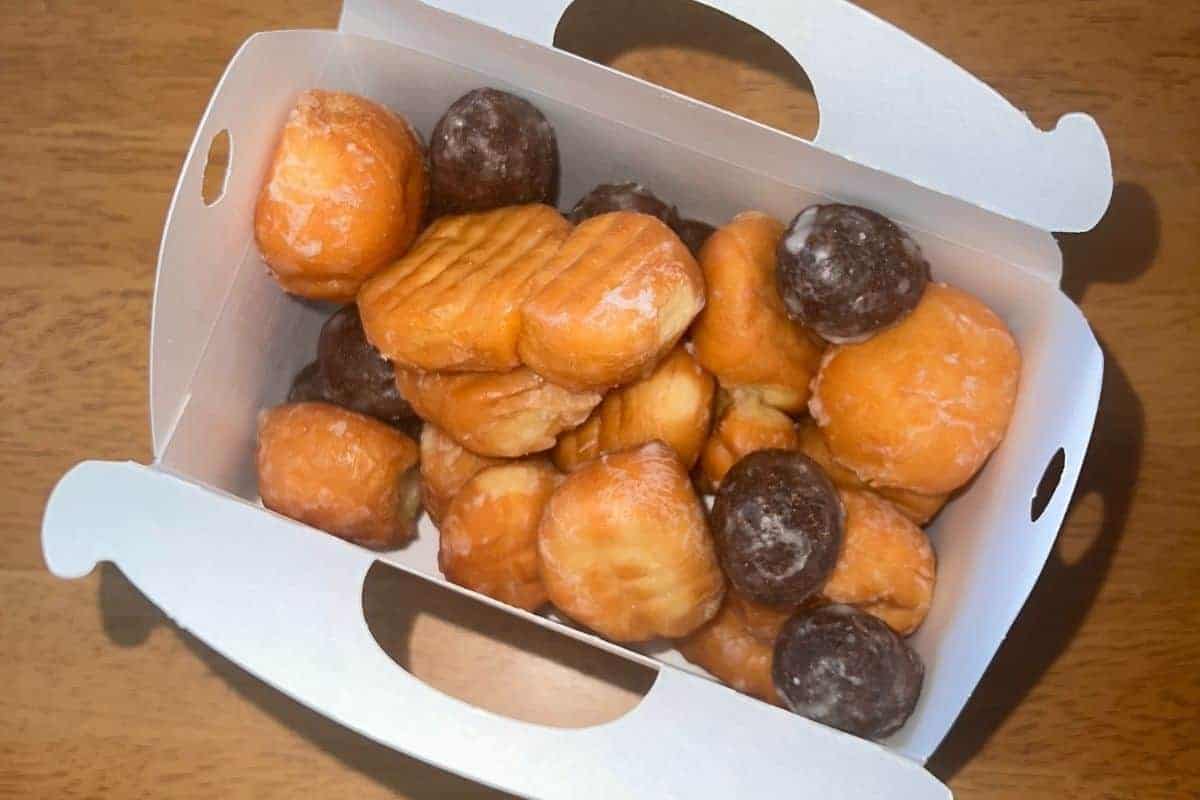dunkin donuts 25 count of munchkins.
