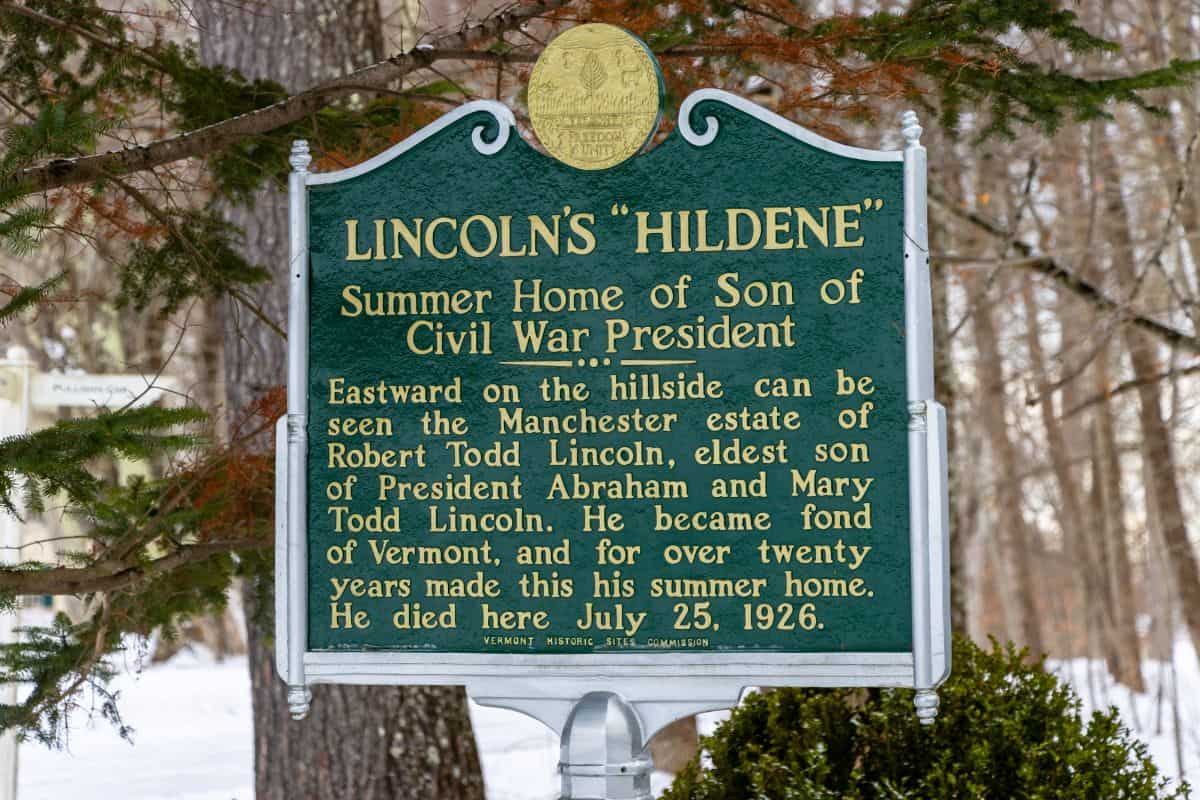 A historical marker sign describes "Hildene," the summer home of Robert Todd Lincoln, son of President Abraham Lincoln, located in a wooded area.