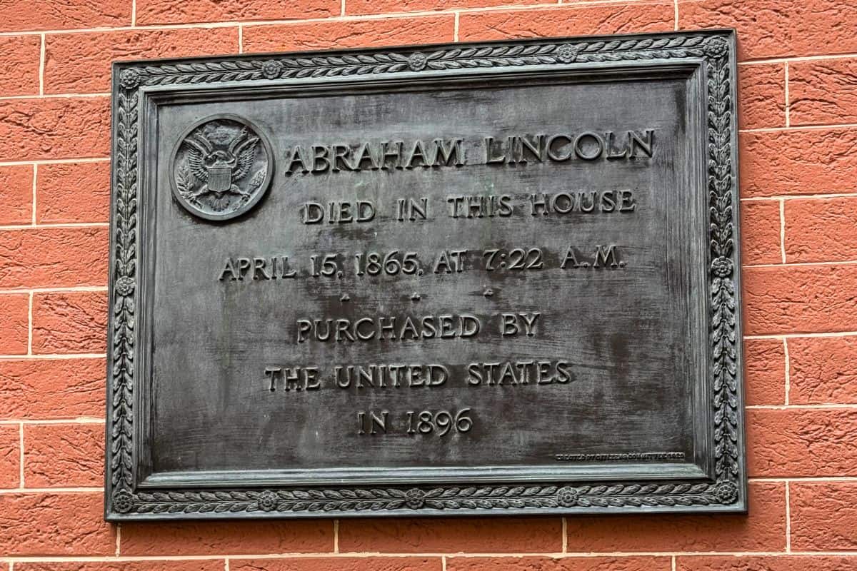 A bronze plaque on a brick wall states Abraham Lincoln died in this house on April 15, 1865, at 7:22 a.m., and it was purchased by the United States in 1896.